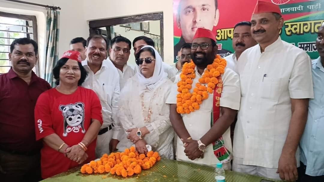 Dalit leader Rajnikant Jatav left BJP and joined SP with his supporters.